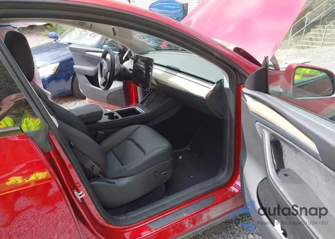 2024 Tesla Model Y Long Range Dual Motor All-Wheel Drive z USA, uszkodzony, nr VIN 7SAYGDEE2RA241406